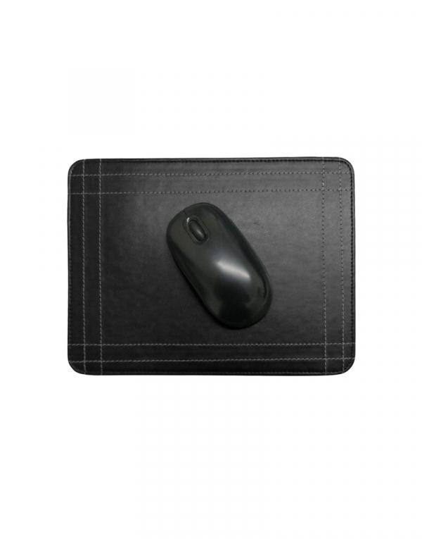 Mouse pad em material sintetico preto com mouse em cima possui costuras laterais de detalhe
