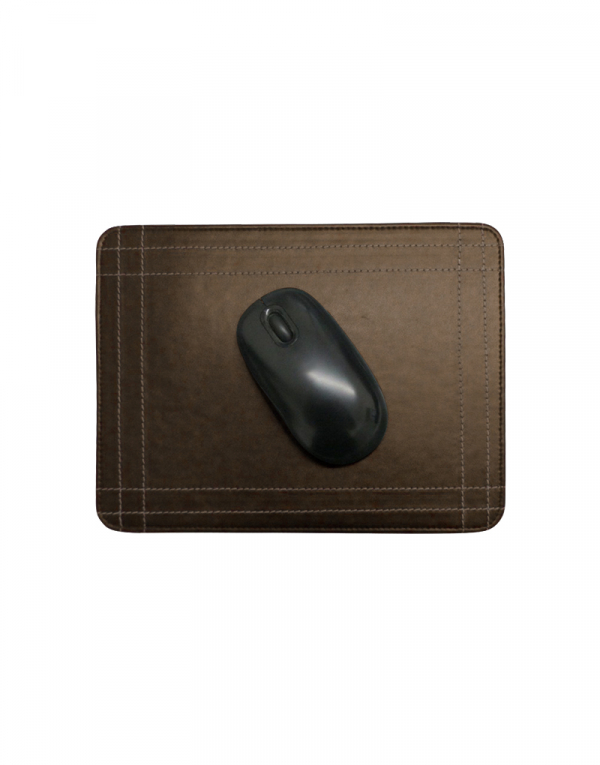 Mouse pad em material sintetico marrom com mouse em cima possui costuras laterais de detalhe